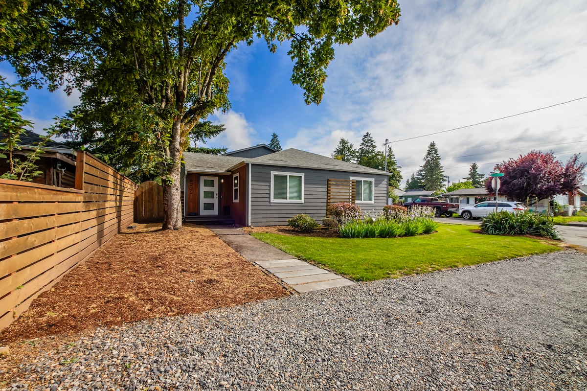 Photo of 6235 SE Clatsop St Portland OR 97206 | FOR LEASE